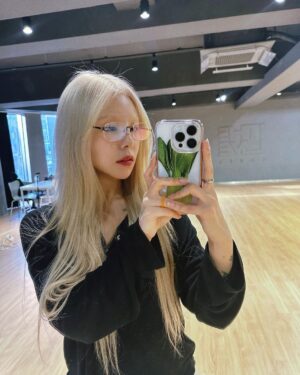 Wheein Instagram - 눈썹은 없지만 안경은 있다!
연휴는 가지만 컴백은 온다!

-정경채-