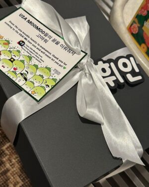 Wheein Instagram - -
마지막 공연인 LA를 끝으로
투어를 마치게 되었다.

코로나로 인해 전 세계가 힘든 시기를 겪으면서, 
우리들의 만남도
기약 없이 미뤄지게 되고
그렇게 버티고 기다리다 보니
3년이란 시간이 훌쩍 지난 지금에서야
약속을 지킬 수 있게 되었다.

인생은 참 자기 뜻대로 흘러가는 법이 없어서 
속이 많이 상하기도 하고,
잃는 게 생겨 서러워지는 순간들도
정말 많지만

그러기에 얻어지는 것들도 
깨닫게 되는 것들도 아주 많다는것.

그리고 그것이 얼마나 값진 것인지
이번 투어를 통해 더욱더 배울 수 있었다.

많은 감정들을 남겨준
전 세계 팬분들과 멤버들 덕분에
매 순간이 소중했네요 

모든 스태프분들과 관계자분들
또 매니저님들과 멤버들 
그리고 나 자신!
참 많이 그리웠던 이 시간들 동안
고생 많으셨습니다 
수고 많으셨어요 정말로!!!!!

-

And now the tour has
come to an end in LA.

As the world went through difficult times due to Covid-19, our meeting was
postponed without an end date.
I endured and waited so much
Only now, after three years have passed
was I able to keep my promise.
Life doesn't always go the way you want it to, it's very upsetting.
There are so many moments when you feel sad
because you have something to lose.

But there are many things to realize and gain from that
and know how valuable it is
I was able to learn a lot through this tour.

Thanks to fans and members all over the world
who gave us their hearts to us,
every moment was precious
To all staff, managers and members
and to myself!
During the times I missed you so much,
Thank you for your hard work. Really!!!!!

❤