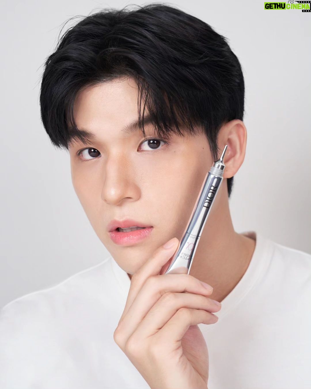 Wongravee Nateetorn Instagram - เคล็ดลับดูแลผิวอย่างตรงจุดกับไอเท็มผิวใหม่ จาก @DiorBeauty Capture Totale Hyalushot ผิวเรียบเนียน ชุ่มชื้น ริ้วรอยจากรอยยิ้มและรอยต่างๆก็จางลง🙌🏻 My new skingame for smooth, hydrated, strenthened and wrinkles free skin☺️ วางจำหน่ายแล้วที่ Dior Beauty และออนไลน์ shop.dior.co.th #Diorhyalushot #Diorskincare #Diorbeauty @Diorbeauty @Diorbeautylovers