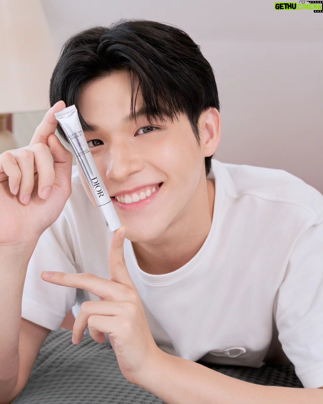 Wongravee Nateetorn Instagram - เคล็ดลับดูแลผิวอย่างตรงจุดกับไอเท็มผิวใหม่ จาก @DiorBeauty Capture Totale Hyalushot ผิวเรียบเนียน ชุ่มชื้น ริ้วรอยจากรอยยิ้มและรอยต่างๆก็จางลง🙌🏻 My new skingame for smooth, hydrated, strenthened and wrinkles free skin☺️ วางจำหน่ายแล้วที่ Dior Beauty และออนไลน์ shop.dior.co.th #Diorhyalushot #Diorskincare #Diorbeauty @Diorbeauty @Diorbeautylovers