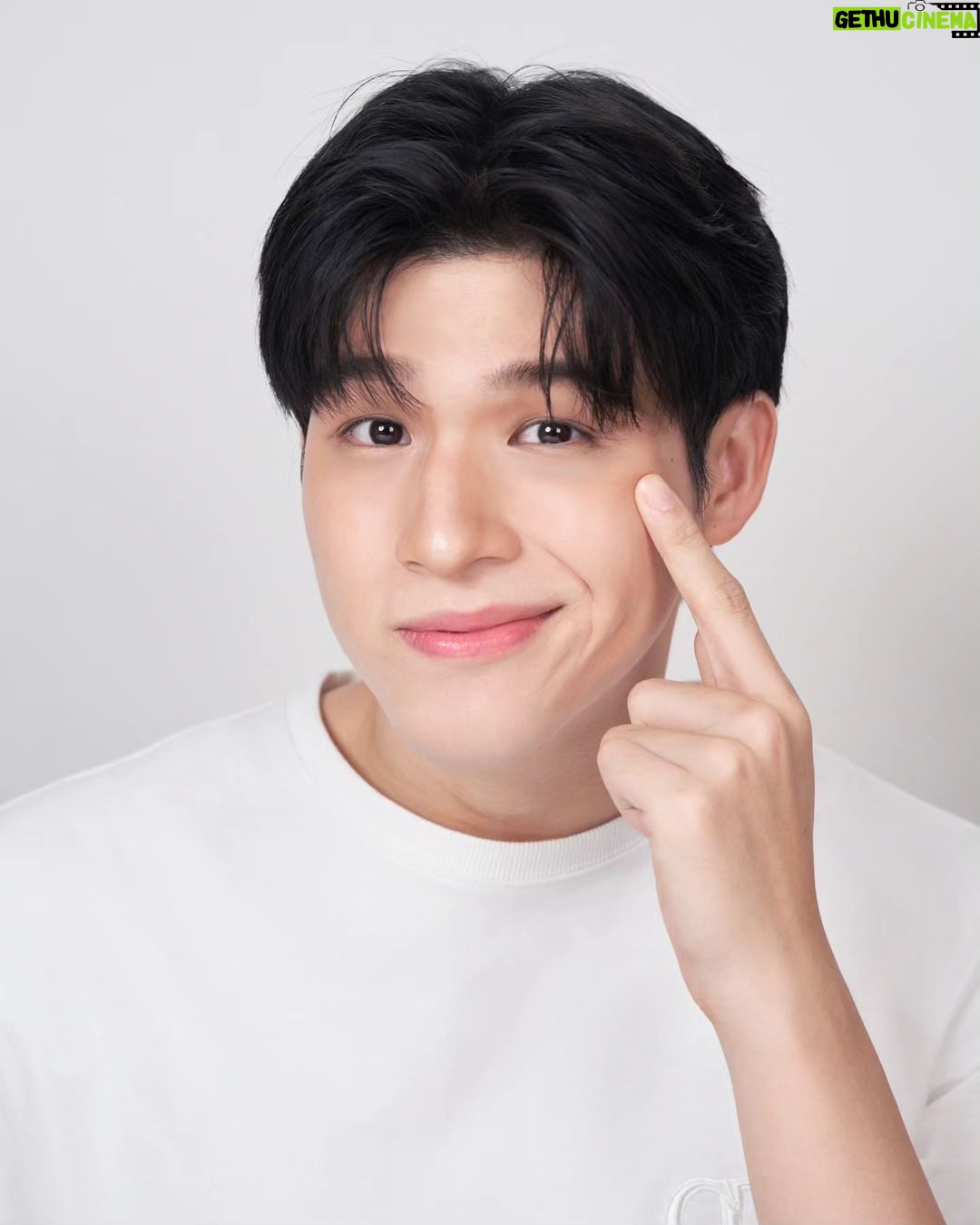 Wongravee Nateetorn Instagram - เคล็ดลับดูแลผิวอย่างตรงจุดกับไอเท็มผิวใหม่ จาก @DiorBeauty Capture Totale Hyalushot ผิวเรียบเนียน ชุ่มชื้น ริ้วรอยจากรอยยิ้มและรอยต่างๆก็จางลง🙌🏻 My new skingame for smooth, hydrated, strenthened and wrinkles free skin☺️ วางจำหน่ายแล้วที่ Dior Beauty และออนไลน์ shop.dior.co.th #Diorhyalushot #Diorskincare #Diorbeauty @Diorbeauty @Diorbeautylovers