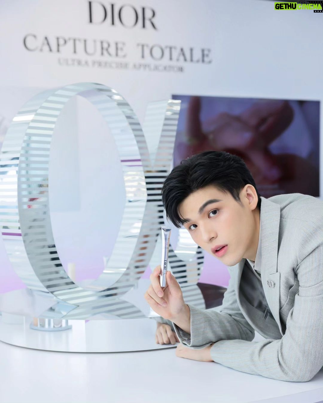 Wongravee Nateetorn Instagram - 🫠🤍 อยากให้มาลองสัมผัส Capture Totale Hyalushot ด้วยตัวเอง 🙌🏻 เพราะเป็นผลิตภัณฑ์ที่ตอบโจทย์อย่างตรงจุด ผิวดูนุ่มแน่นขึ้นและผิวบริเวณที่กังวลก็รู้สึกเรียบเนียนขึ้น มางานอีเว้นเดียวกับผมได้ ในวันที่ 13-14 มกราคมนี้ จองได้ที่ Line official @DiorThailand http://on.dior.com/linethp080124 สถานที่จัดงาน: Kronos Office Building- อาคารโครนอส ชั้น 27 ถนนสาทร #DiorHyalushot #DiorCaptureTotale #DiorBeauty @DiorBeauty