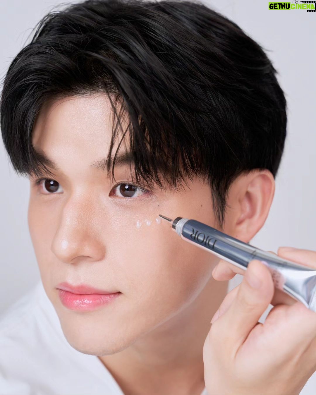 Wongravee Nateetorn Instagram - เคล็ดลับดูแลผิวอย่างตรงจุดกับไอเท็มผิวใหม่ จาก @DiorBeauty Capture Totale Hyalushot ผิวเรียบเนียน ชุ่มชื้น ริ้วรอยจากรอยยิ้มและรอยต่างๆก็จางลง🙌🏻 My new skingame for smooth, hydrated, strenthened and wrinkles free skin☺️ วางจำหน่ายแล้วที่ Dior Beauty และออนไลน์ shop.dior.co.th #Diorhyalushot #Diorskincare #Diorbeauty @Diorbeauty @Diorbeautylovers