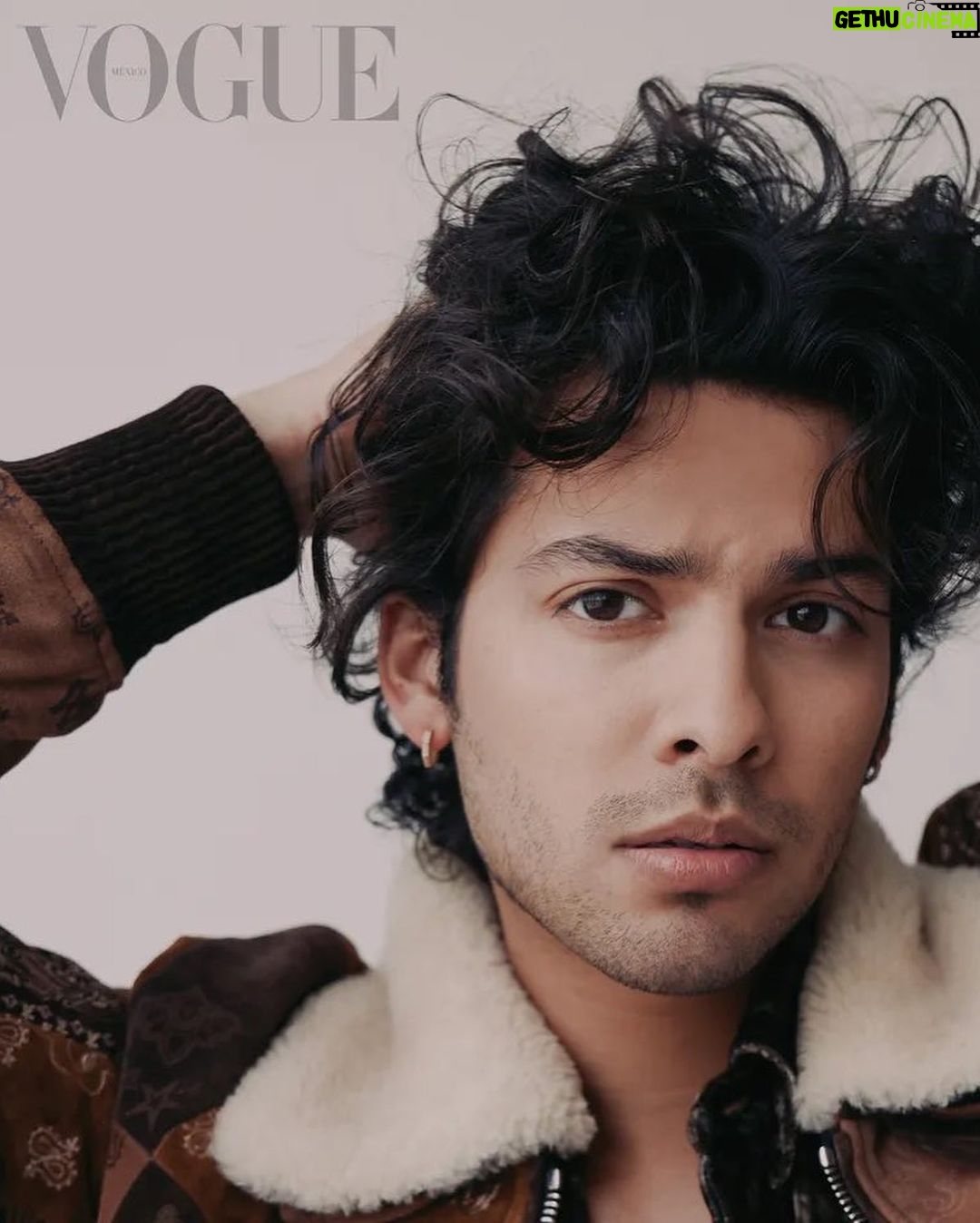 Xolo Mariduena Instagram - Vogue Mexico @voguemexico Fotografía: @shanemccauley Estilismo: @madeleinekennedy Asistente de estilismo: @itsgracetaylor Grooming: @thesophiaporter Entrevista: quenosoymafer