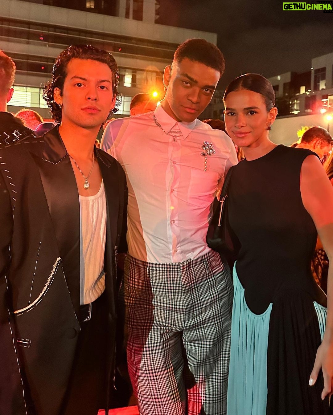 Xolo Mariduena Instagram - Thank you @variety for a wonderful night! So grateful to be alive at the same time as all of the inspiring people being celebrated yesterday, but especially Remi Wolf. 🤵🏾 @balmain @ugomozie