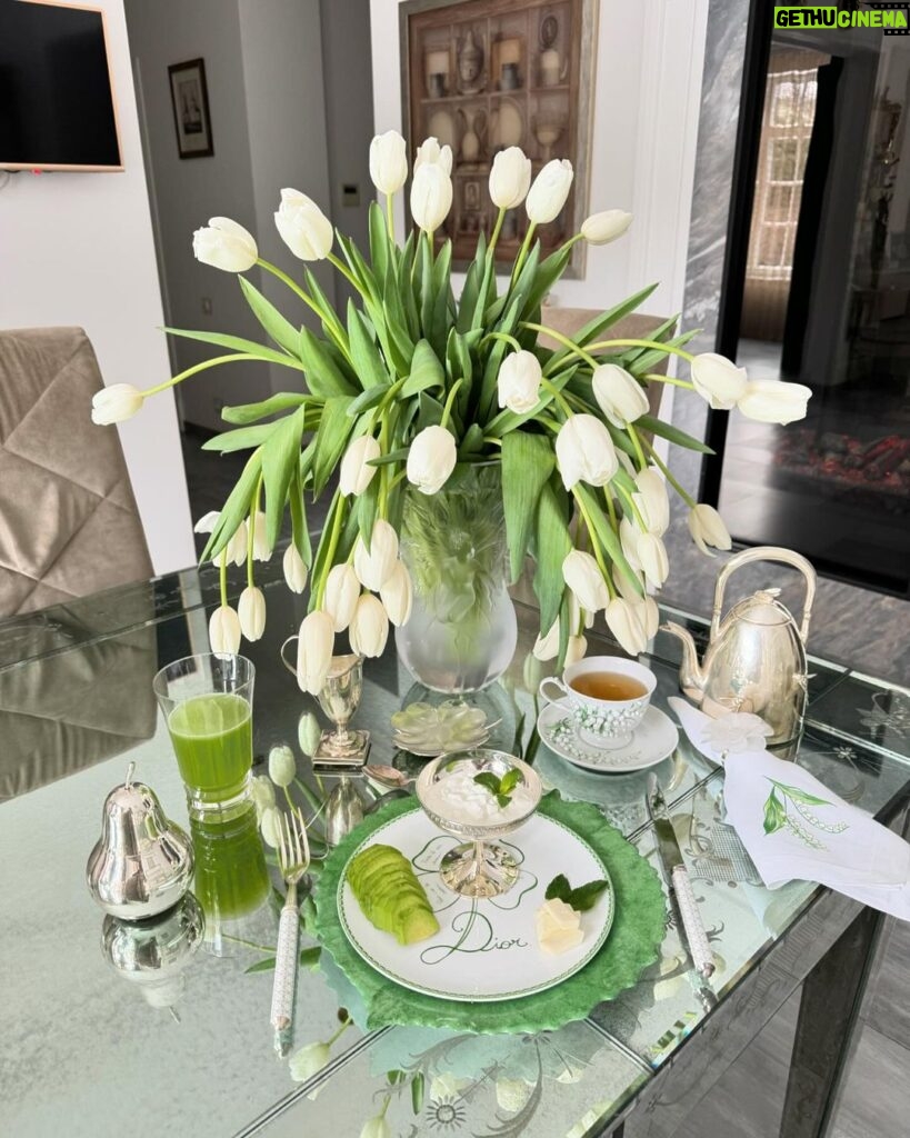 Yana Rudkovskaya Instagram - Доброе утро . Весна и красота в каждой детали в #рубрикамоизавтраки 🤍💚