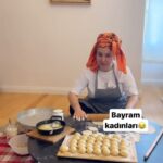 Yasemin Sakallıoğlu Instagram – Bayram kadınları iyi bayramlar diler😂