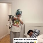 Yasemin Sakallıoğlu Instagram – Kadınlara sahur vakti gelen her şeye bilenme hali😂
#sahur