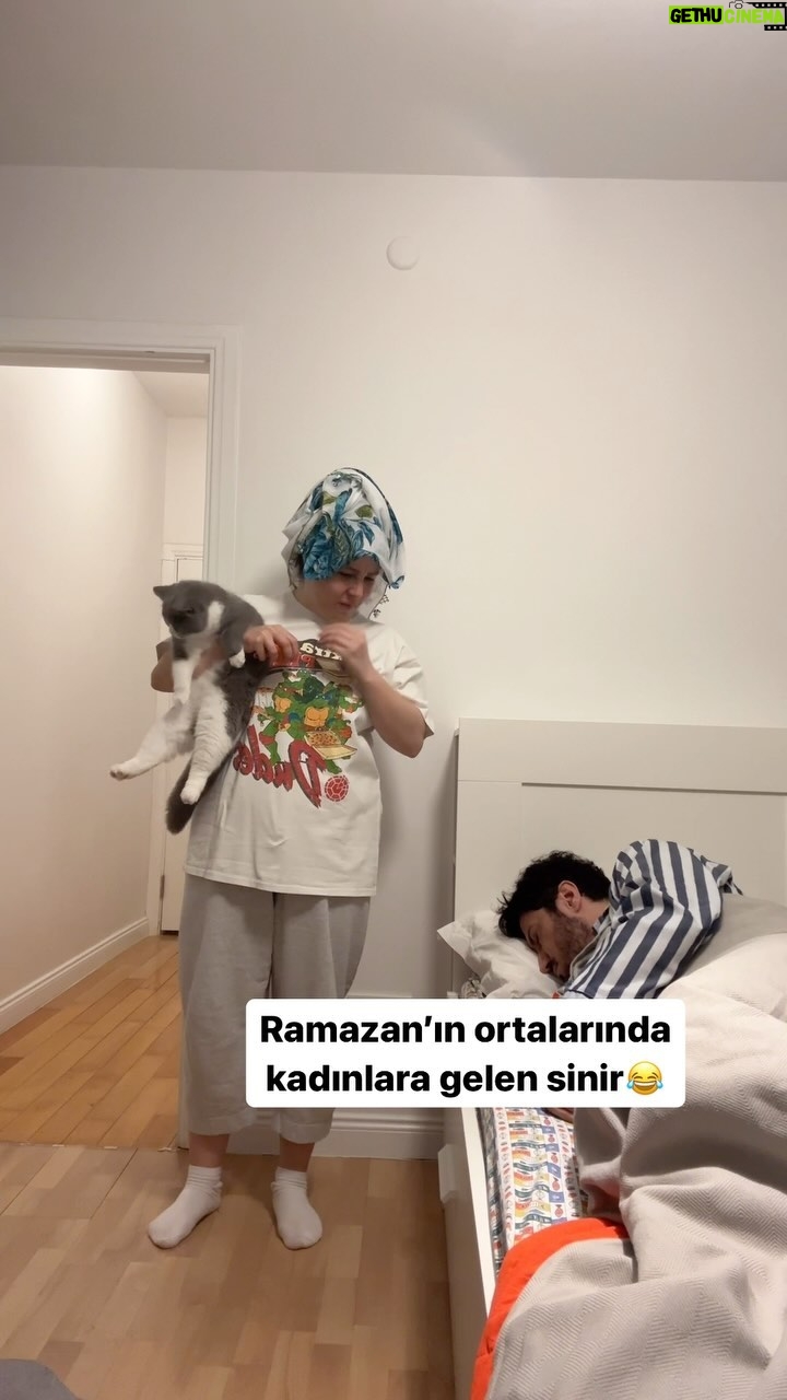 Yasemin Sakallıoğlu Instagram - Kadınlara sahur vakti gelen her şeye bilenme hali😂 #sahur