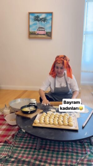 Yasemin Sakallıoğlu Instagram - Bayram kadınları iyi bayramlar diler😂