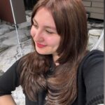 Yasemin Sakallıoğlu Instagram - Arkadaşlar değiştim ve geliştim. Eğer değişimimi beğenmediyseniz ben burlara hiç kolay gelmedim. Sola kaydırarak gelişimimi takip edebilirsiniz😂