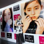 Yuko Araki Instagram - 少し遅れましたが、博多でのカレンダーお渡し会ありがとうございました☺️ 博多ではモノトーンな衣装にポニーテールでした♡ 素敵なヘアメイクに衣装をありがとう🥺♡ 久しぶりの地方でのイベントということで 私もとっても楽しみにしていたけど、 大阪でも博多でも楽しみにしてたよ、来てくれてありがとうと伝えて下さってすごく嬉しかったし、 "初めて会いに来ました☺️""honeyぶりに会いに来ました☺️""いつもたくさん元気もらってます☺️" 他にも質問してくれたり、手紙を書いてきてくれたりたくさんの想いを伝えてくれて。 親子や夫婦、家族、友達、赤ちゃんと一緒に来てくれるだけでもすごく嬉しいのに、私がとっても幸せな気持ちになったし、たくさんのパワーをもらいました。 来て下さった皆さま本当に本当にありがとう🥹💓 次の目標は地方でのファンミーティング開催です💪🏻‼︎