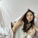 Yuko Araki Instagram – SNIDEL HOMEのイメージモデルを務めさせていただいています♡

SNIDEL HOMEは今回初めての撮影でしたが、緊張感がありながらもリラックスムードで楽しむことが出来ました☺️

自分らしくお家でリラックスのできるアイテムが揃っています🍒
ぜひチェックしてみてください！