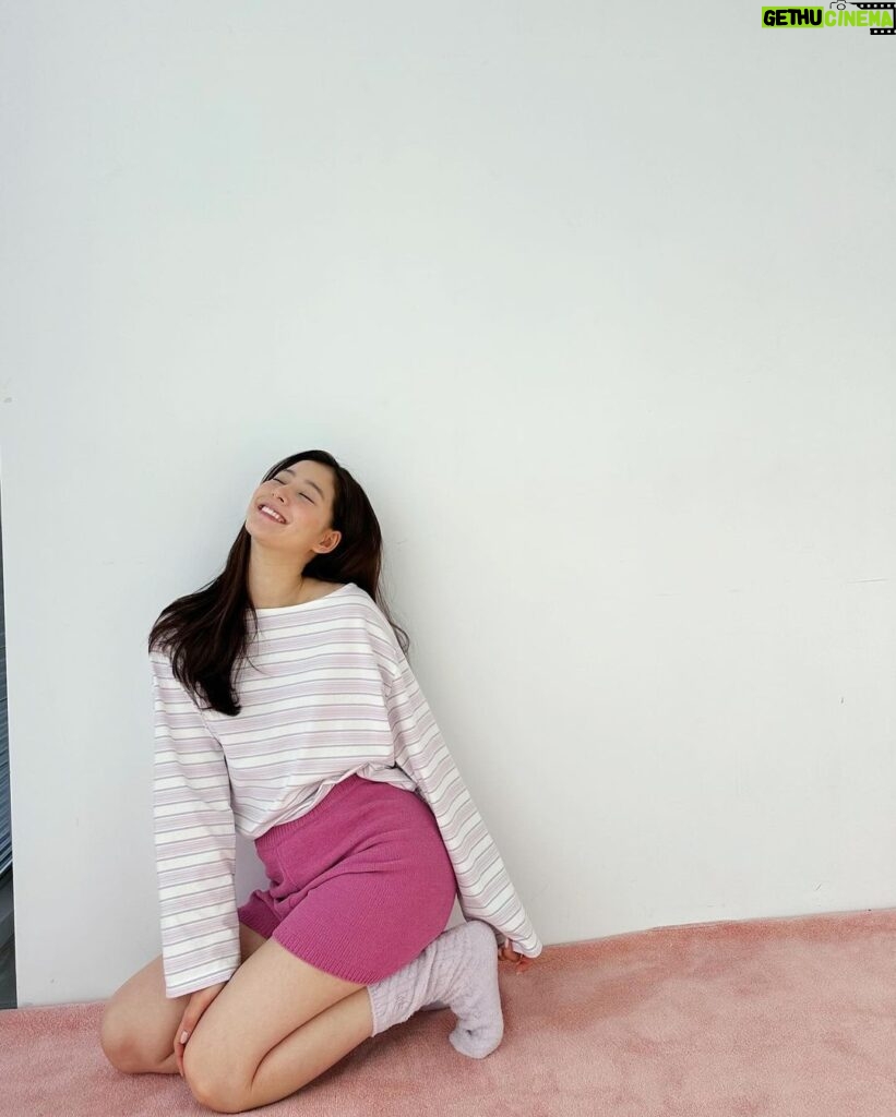 Yuko Araki Instagram - SNIDEL HOMEのイメージモデルを務めさせていただいています♡ SNIDEL HOMEは今回初めての撮影でしたが、緊張感がありながらもリラックスムードで楽しむことが出来ました☺️ 自分らしくお家でリラックスのできるアイテムが揃っています🍒 ぜひチェックしてみてください！