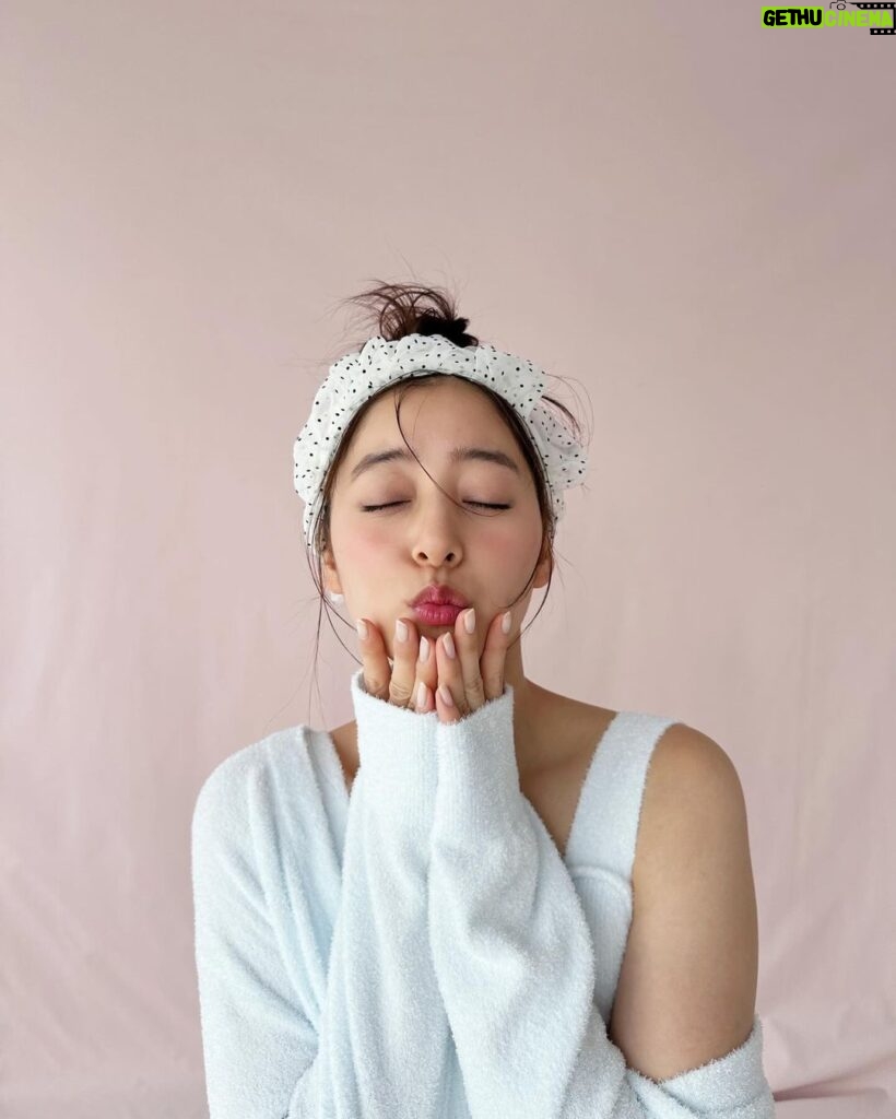 Yuko Araki Instagram - SNIDEL HOMEのイメージモデルを務めさせていただいています♡ SNIDEL HOMEは今回初めての撮影でしたが、緊張感がありながらもリラックスムードで楽しむことが出来ました☺️ 自分らしくお家でリラックスのできるアイテムが揃っています🍒 ぜひチェックしてみてください！