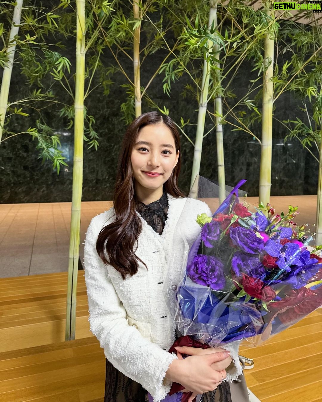 Yuko Araki Instagram - 本日、3月17日(日)よる9時から TBS日曜劇場「さよならマエストロ〜父と私のアパッシオナート〜」がついに最終回!15分拡大放送です‼︎ 親子の絆が戻り、マエストロと晴海フィルの今後がどうなるのか‼︎ ぜひ最後まで見届けてください☺️ 写真はクランクアップの時の写真なのですが🤳 いただいた花束がとっても素敵で♡私も瑠李といえば紫と思っていたのでスタッフさんの解釈と一致している気がして、とても嬉しかったです☺️♡