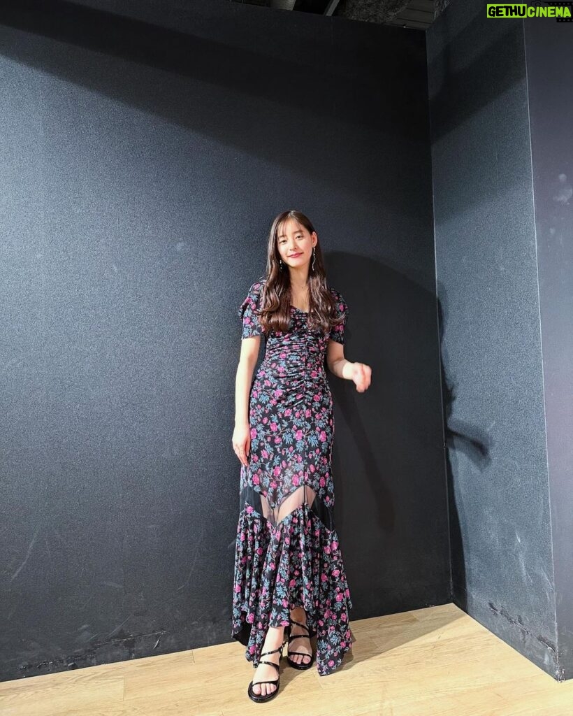 Yuko Araki Instagram - カレンダーのお渡し会ありがとうございました♡ 久しぶりに来てくれる方から初めての方もたくさん来てくださってとっても嬉しかったです🥺💓 素敵な時間をありがとうございました☺️♡ 明日は福岡です‼︎来てくださる方お楽しみにー♡ 素敵な衣装とヘアメイクありがとうございます❤️ makeup : @tomoe___nakayama styling : @nattunki dress : @fetico_official