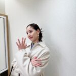 Yuko Araki Instagram - 撮影の日の私服♡ coat : @auralee_tokyo jacket : @amerivintage shirt : @tomorrowland_jp shoes : @dior bag : @dior #fashion #ootd #私服 #PR