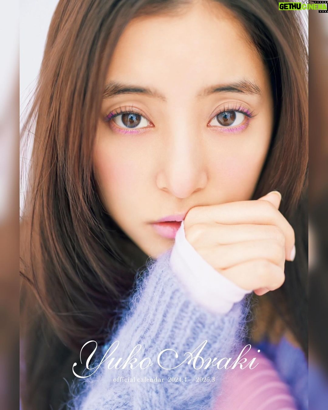 Yuko Araki Instagram - 〜お知らせ〜 『新木優子カレンダー2024.4-2025.3 』の発売が決定しました☺️ 今年もポスタータイプとデスクタイプの2つのカレンダーです‼︎ ポスタータイプは、30歳という節目ということで、少し大人っぽくラグジュアリーな雰囲気で。 デスクタイプは「カラーメイク×ニット」をテーマに寄りのカットが多めのカレンダーになっています💄 発売日は2024年3⽉31⽇ (日)です! 詳細は @stardustpictures_pr からチェックしてください♡ 発売記念イベントも開催予定です 詳細は後日発表します☺