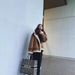 Yuko Araki Instagram - 今日はとても楽しみな打ち合わせがありました‼︎ 早く皆様にお知らせしたい🤭 お楽しみにっ‼︎ 私服 jacket : @randeboo_official knit : @abodeofsnow bottom : @todayful_ shoes : @sacaiofficial bag : @dior #私服 #ootd #fashion #PR