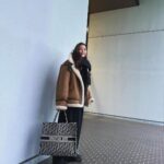 Yuko Araki Instagram – 今日はとても楽しみな打ち合わせがありました‼︎
早く皆様にお知らせしたい🤭
お楽しみにっ‼︎

私服

jacket : @randeboo_official 
knit : @abodeofsnow 
bottom : @todayful_ 
shoes : @sacaiofficial 
bag : @dior 

#私服 #ootd #fashion #PR