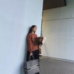 Yuko Araki Instagram - 今日はとても楽しみな打ち合わせがありました‼︎ 早く皆様にお知らせしたい🤭 お楽しみにっ‼︎ 私服 jacket : @randeboo_official knit : @abodeofsnow bottom : @todayful_ shoes : @sacaiofficial bag : @dior #私服 #ootd #fashion #PR