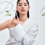 Yuko Araki Instagram - 現在発売中の"Harper's BAZAAR" 3月号の表紙を務めさせて頂いています☺️ パリのショーで見た2024年春夏コレクションを着用してのシューティングしたんですが、ショーを見た後すぐにコレクションで見ていたお洋服に袖を通せるなんて、、♡夢のようでした♡ パリでの撮影がとっても新鮮で楽しかったなぁ。 2枚目でつけているルージュディオールがとってもタイプでした♡のでみなさんにも共有☺️ "434 プロムナードサテン" 日本人女性のために作られた、満開に咲き誇る桜の下で花見や散歩を楽しむ日本の情景をイメージした優しいピンクのヌードシェード🌸素敵♡ @harpersbazaarjapan @dior @diorbeauty #DiorSS24 #ルージュディオール #SUPPORTEDBYDIOR Photo @sergeleblon Styling @yasmineeslami Hair @asami6136 Makeup @endoyumi Manicure @lorealseverine Florist @paulinemonnierparis Coordination @masaetakanakaparis