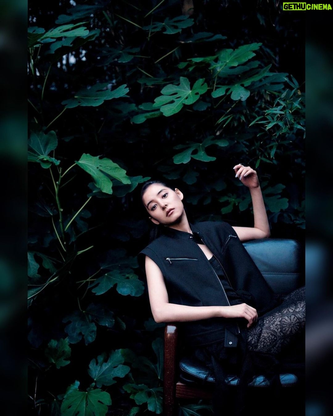 Yuko Araki Instagram - 現在発売中の"Harper's BAZAAR" 3月号の表紙を務めさせて頂いています☺️ パリのショーで見た2024年春夏コレクションを着用してのシューティングしたんですが、ショーを見た後すぐにコレクションで見ていたお洋服に袖を通せるなんて、、♡夢のようでした♡ パリでの撮影がとっても新鮮で楽しかったなぁ。 2枚目でつけているルージュディオールがとってもタイプでした♡のでみなさんにも共有☺️ "434 プロムナードサテン" 日本人女性のために作られた、満開に咲き誇る桜の下で花見や散歩を楽しむ日本の情景をイメージした優しいピンクのヌードシェード🌸素敵♡ @harpersbazaarjapan @dior @diorbeauty #DiorSS24 #ルージュディオール #SUPPORTEDBYDIOR Photo @sergeleblon Styling @yasmineeslami Hair @asami6136 Makeup @endoyumi Manicure @lorealseverine Florist @paulinemonnierparis Coordination @masaetakanakaparis