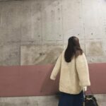 Yuko Araki Instagram - 今日、とっても寒かったですね、、🥲 今日の「 #さよならマエストロ 」の撮影は、寒い中でしたが、たくさんのエキストラの方に協力していただき、無事に撮影を終えることができました。 ずっと寒いところにいたので、なかなか水分をとれていなかったり、外と部屋の中の寒暖差で体がびっくりしてる感じがしたので、お風呂でゆっくり温まりました。 寒いと水分をとるのを忘れがちになりますよね...。 皆さんも気づいた時に少しずつ水分補給して下さいね☺️ 少し前の私服♡ coat : @isabelmarant tops : @auralee_tokyo skirt : vintage shoes : @uggjapan bag : @dior #fashion #ootd #PR