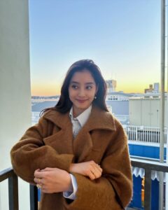 Yuko Araki Instagram - #あらきあるき 新エピソードが追加されました☺️ 香港で美味しいものをたくさん食べたのですが、ぜひ香港に行くときは見てから同じものを食べたりして欲しいな〜♡ みんなに知って欲しい美味しいものがたくさんでした‼︎ ぜひチェックして下さい〜♡ 今日はとある撮影だったのですが、、手や顔角度や位置のベストを見つけるのが難しくスタッフさんに助けていただきながら🥹チームワークで無事に乗り越えられました‼︎ 出来上がりがとっても楽しみ☺️ またお知らせします♪ 私服 coat : @clane_official shirt & knit & bottom : @storieshongkong boots : @dior bag : @dior #fashion #ootd #PR