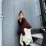 Yuko Araki Instagram - 撮影でいぬちゃんにしてもらったお団子が自分では作れない絶妙なおだんごで可愛かった🍡♡ 私服 jacket : @randeboo_official cardigan : @_er_offi dress : @stunninglure shoes : @sacaiofficial × @niketokyo bag : @dior 🎀 : @snidel_home_official #ootd #fashion #PR #supportedbydior