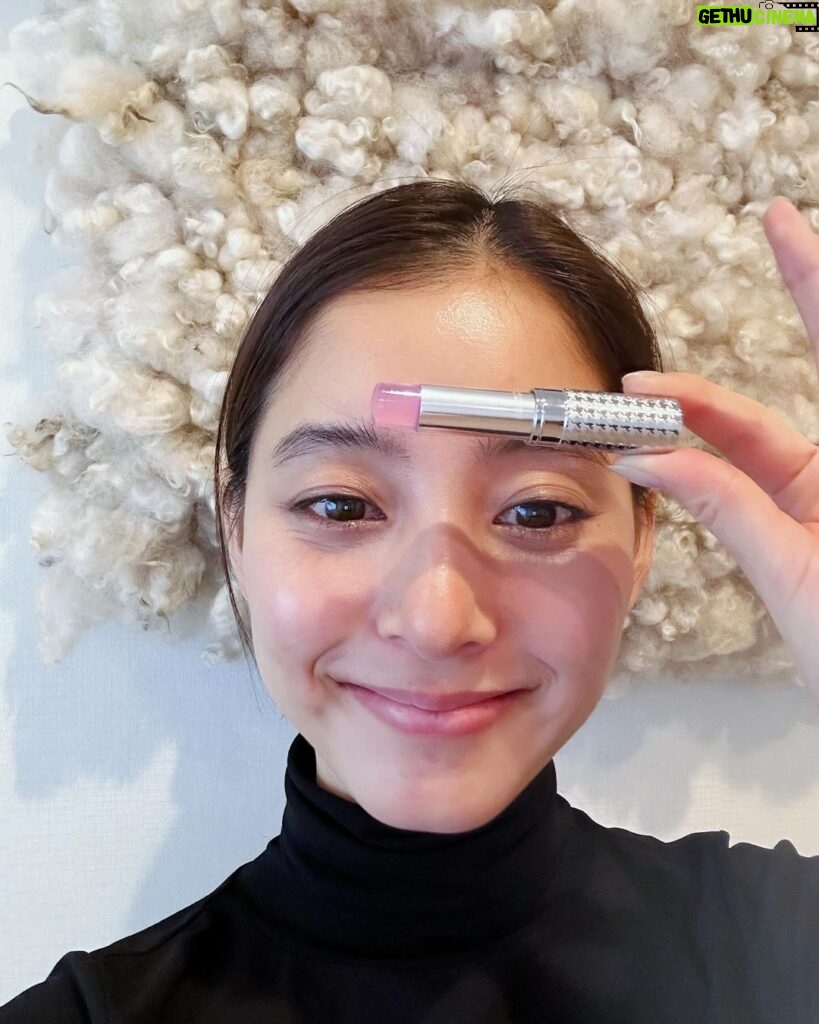Yuko Araki Instagram - 全部が可愛いすぎる #missdior のスティックフレグランス #MINIMISS 驚くほどMISS DIORの香りがそのまま香る、強すぎず柔らかく香るので香水をあまりつけたことがない初心者の方にもおすすめです☺️♡ @diorbeauty @dior #supportedbydior