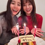 Yuko Araki Instagram - 本日、無事に30歳の誕生日🎂を迎えることができました♡‼︎ 夢の30代突入‼︎なんだかまだ信じられないようなふわふわした気持ちですが、 先日は大好きなファンの皆さまからバースデーソングを歌ってもらったり、ケーキももらったり♡ 幸せいっぱいな誕生日🎂を味わっています🥹‼︎ 20代本当にたくさんのお仕事をさせていただき、とにかくがむしゃらに駆け抜けた感謝でいっぱいの20代でした。 いつも本当にたくさんの応援をありがとうございます‼︎ 日付けが変わる瞬間はやはりまりちゃんがお仕事終わりケーキを持って🥹♡ 一緒にお祝いしてくれました🥰 30代もずーーーっとよろしくね♡らぶ