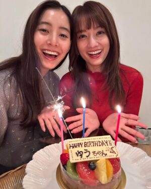 Yuko Araki Instagram - 本日、無事に30歳の誕生日🎂を迎えることができました♡‼︎

夢の30代突入‼︎なんだかまだ信じられないようなふわふわした気持ちですが、
先日は大好きなファンの皆さまからバースデーソングを歌ってもらったり、ケーキももらったり♡
幸せいっぱいな誕生日🎂を味わっています🥹‼︎

20代本当にたくさんのお仕事をさせていただき、とにかくがむしゃらに駆け抜けた感謝でいっぱいの20代でした。
いつも本当にたくさんの応援をありがとうございます‼︎

日付けが変わる瞬間はやはりまりちゃんがお仕事終わりケーキを持って🥹♡
一緒にお祝いしてくれました🥰
30代もずーーーっとよろしくね♡らぶ