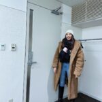 Yuko Araki Instagram - たまにスキニーを履く。身体の変化に気づくために。 私服🐻 coat : @maxmara knit : @nknit_official denim : @rollasjeans boots : @pippichic_official hat : @ca4la_official #fashion #ootd #私服 #pr