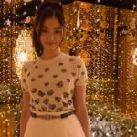 Yuko Araki Instagram - 「GARDEN OF DREAMS -ガーデン オブ ドリームズ-」 に行ってきました☺️ クリスチャン・ディオールが愛した、パリのチュイルリーガーデンをテーマに、六本木ヒルズアリーナに期間限定オープン✨ 会場は、純白の雪に包まれたような幻想的に輝くホリデーガーデンになっていてとっても素敵でした♡ まるで、時が止まったかのような魔法のひとときを過ごせる夢が叶う場所「ガーデン オブ ドリームズ」ディオールを象徴するアイテムが揃うブティック、毛利庭園には光輝く“ディオール ツリー”もミス ディオールやソヴァージュなどのアイコンフレグランスをメインに、パリを代表するチュイルリー庭園にインスパイアされたホリデー限定のメイクアップコレクションなど、ディオールを象徴するアイテムが並ぶブティックが♡ ぜひ大切な人へのギフトを選びに行ってみてください♡ @DiorBeauty @DIOR #DREAMINDIOR #DIORHOLIDAYS #ガーデンオブドリームズ #ディオールファインジュエリー #SupportedByDior