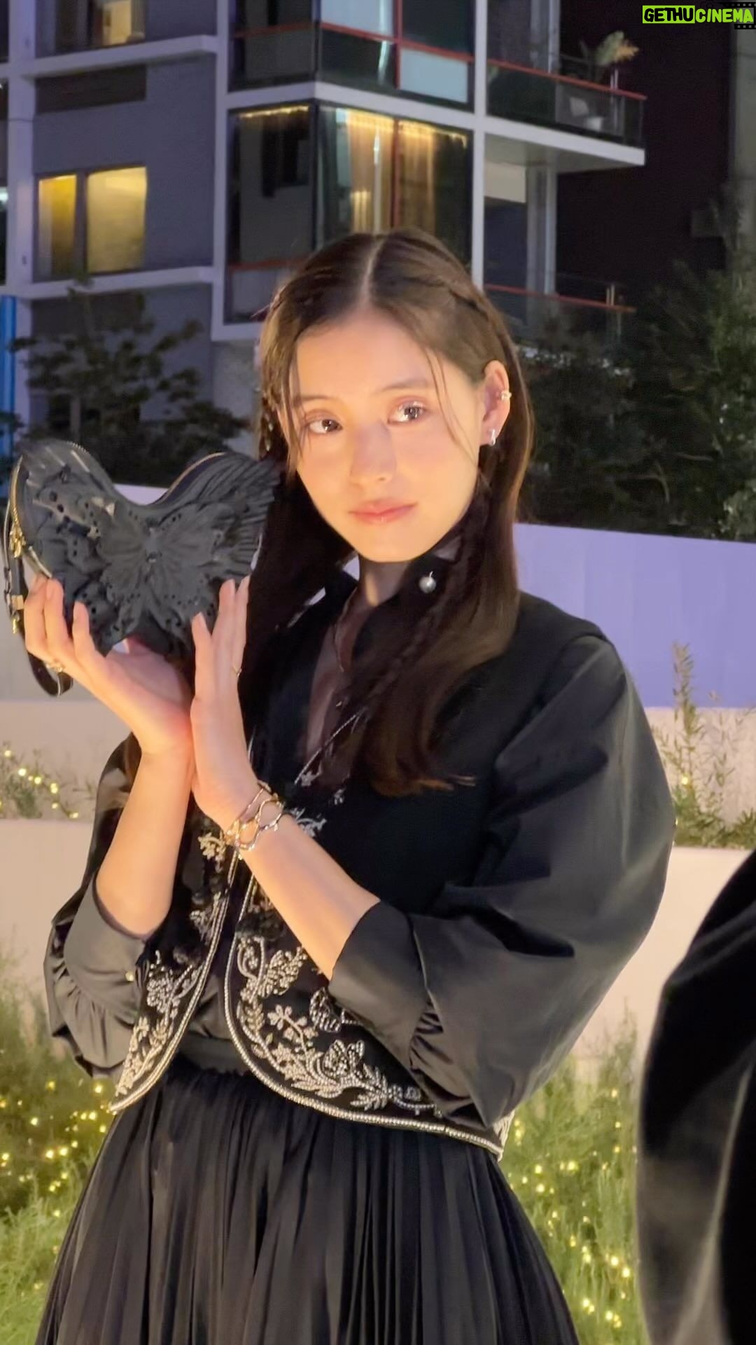 Yuko Araki Instagram - "OMOTESANDO CROSSING PARK"にて DIORのホリデーイベントが🤭✨ イルミネーションに包まれるホリデーポップアップが12/25まで開催されています🌲✨ 2024クルーズコレクションから、バタフライが輝く装飾 が会場いっぱいに埋め尽くされていてとっても素敵でした☺️ @dior #DiorCruise #ディオール #ディオールホリデーポップアップ #ディオールファインジュエリー #SupportedByDior