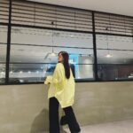 Yuko Araki Instagram - 秋めいてきた　私服♡ "あらきあるき"新エピソードが追加されています♡ ぜひチェックしてください☺️ tops : @todayful_ shirt : @amiparis denim : @driesvannoten shoes : @sacaiofficial bag : @dior earring : @lohmejewelry #fashion #PR #ootd #私服