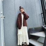 Yuko Araki Instagram - 撮影でいぬちゃんにしてもらったお団子が自分では作れない絶妙なおだんごで可愛かった🍡♡ 私服 jacket : @randeboo_official cardigan : @_er_offi dress : @stunninglure shoes : @sacaiofficial × @niketokyo bag : @dior 🎀 : @snidel_home_official #ootd #fashion #PR #supportedbydior