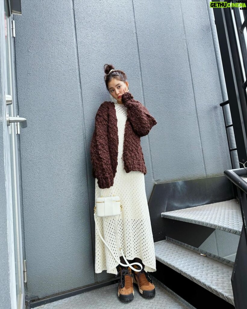 Yuko Araki Instagram - 撮影でいぬちゃんにしてもらったお団子が自分では作れない絶妙なおだんごで可愛かった🍡♡ 私服 jacket : @randeboo_official cardigan : @_er_offi dress : @stunninglure shoes : @sacaiofficial × @niketokyo bag : @dior 🎀 : @snidel_home_official #ootd #fashion #PR #supportedbydior