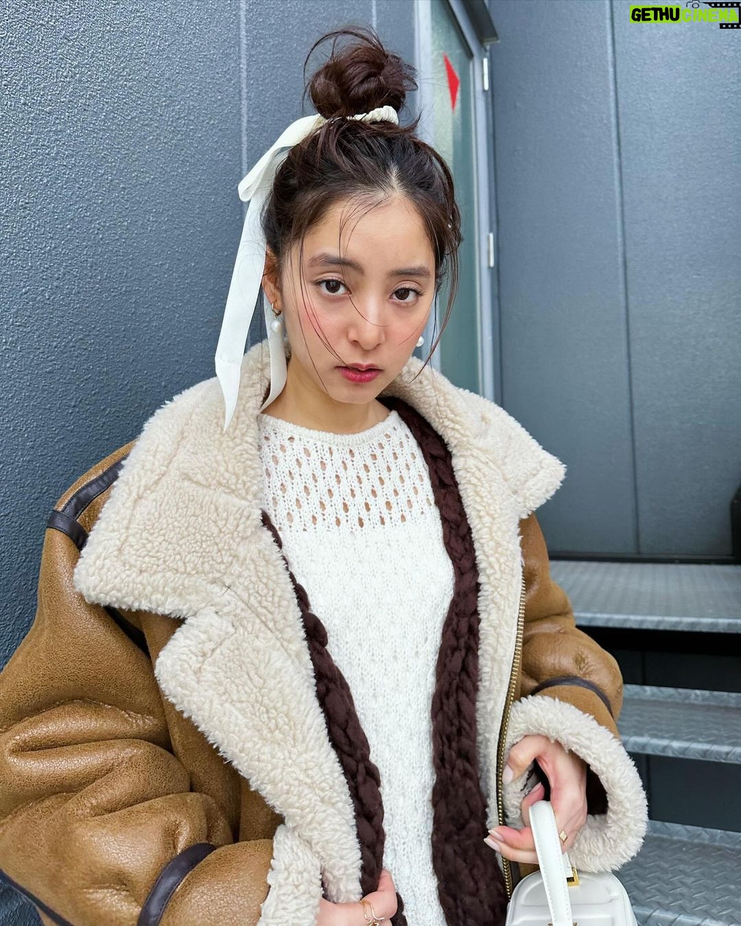 Yuko Araki Instagram - 撮影でいぬちゃんにしてもらったお団子が自分では作れない絶妙なおだんごで可愛かった🍡♡ 私服 jacket : @randeboo_official cardigan : @_er_offi dress : @stunninglure shoes : @sacaiofficial × @niketokyo bag : @dior 🎀 : @snidel_home_official #ootd #fashion #PR #supportedbydior
