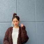 Yuko Araki Instagram - 撮影でいぬちゃんにしてもらったお団子が自分では作れない絶妙なおだんごで可愛かった🍡♡ 私服 jacket : @randeboo_official cardigan : @_er_offi dress : @stunninglure shoes : @sacaiofficial × @niketokyo bag : @dior 🎀 : @snidel_home_official #ootd #fashion #PR #supportedbydior