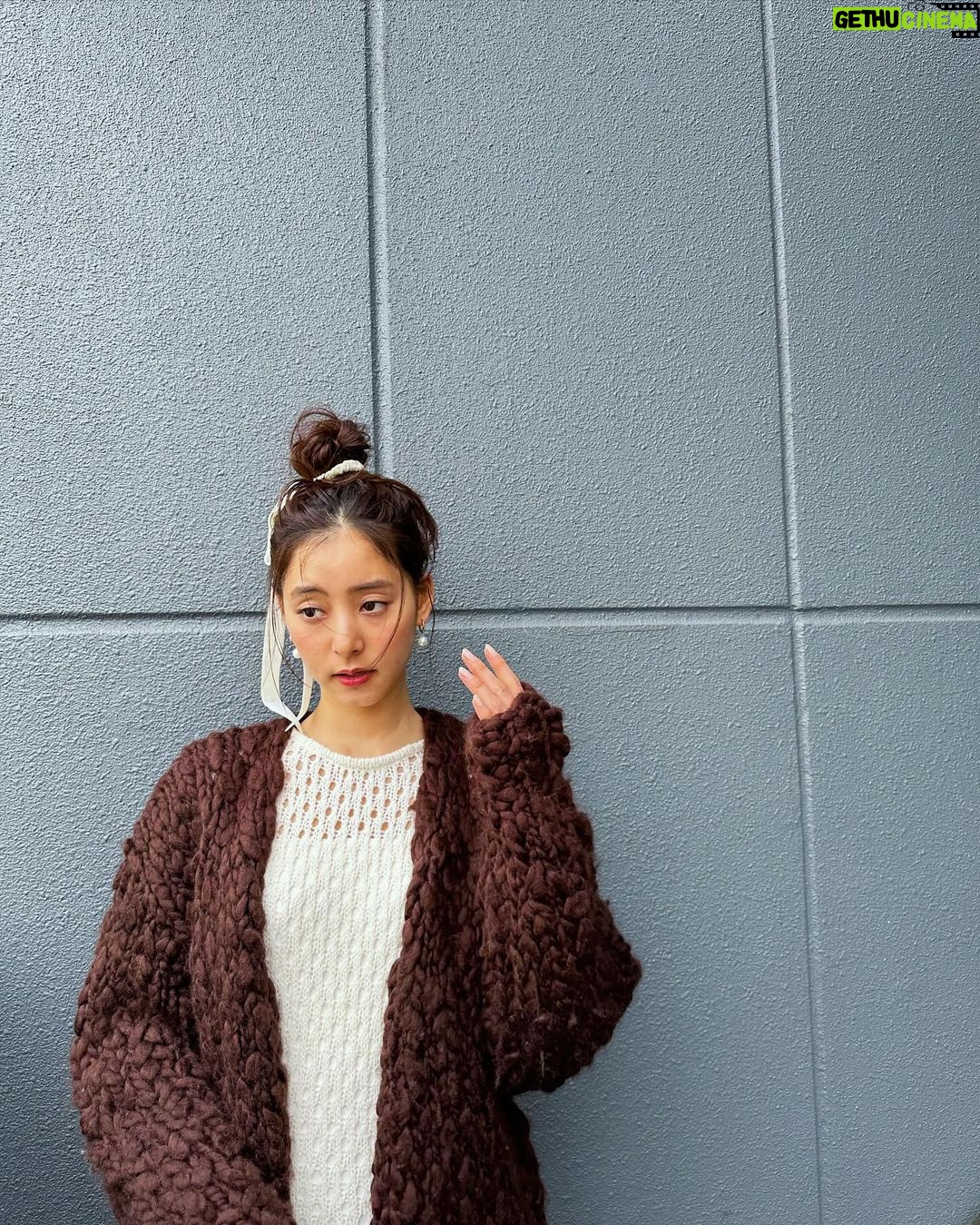 Yuko Araki Instagram - 撮影でいぬちゃんにしてもらったお団子が自分では作れない絶妙なおだんごで可愛かった🍡♡ 私服 jacket : @randeboo_official cardigan : @_er_offi dress : @stunninglure shoes : @sacaiofficial × @niketokyo bag : @dior 🎀 : @snidel_home_official #ootd #fashion #PR #supportedbydior