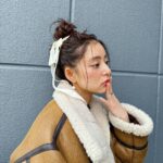 Yuko Araki Instagram - 撮影でいぬちゃんにしてもらったお団子が自分では作れない絶妙なおだんごで可愛かった🍡♡ 私服 jacket : @randeboo_official cardigan : @_er_offi dress : @stunninglure shoes : @sacaiofficial × @niketokyo bag : @dior 🎀 : @snidel_home_official #ootd #fashion #PR #supportedbydior