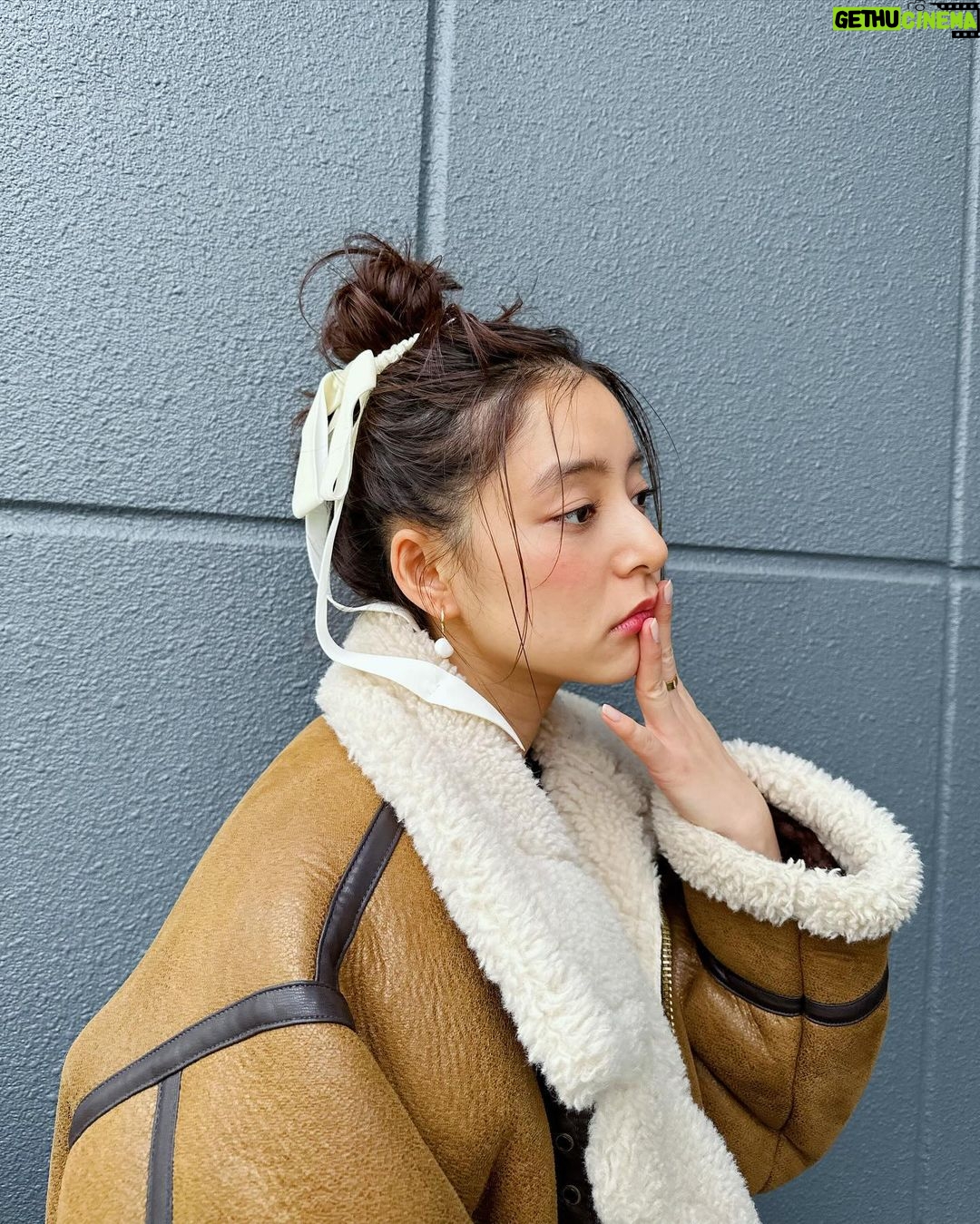 Yuko Araki Instagram - 撮影でいぬちゃんにしてもらったお団子が自分では作れない絶妙なおだんごで可愛かった🍡♡ 私服 jacket : @randeboo_official cardigan : @_er_offi dress : @stunninglure shoes : @sacaiofficial × @niketokyo bag : @dior 🎀 : @snidel_home_official #ootd #fashion #PR #supportedbydior