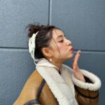 Yuko Araki Instagram - 撮影でいぬちゃんにしてもらったお団子が自分では作れない絶妙なおだんごで可愛かった🍡♡ 私服 jacket : @randeboo_official cardigan : @_er_offi dress : @stunninglure shoes : @sacaiofficial × @niketokyo bag : @dior 🎀 : @snidel_home_official #ootd #fashion #PR #supportedbydior