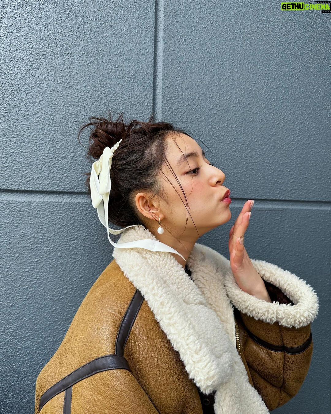 Yuko Araki Instagram - 撮影でいぬちゃんにしてもらったお団子が自分では作れない絶妙なおだんごで可愛かった🍡♡ 私服 jacket : @randeboo_official cardigan : @_er_offi dress : @stunninglure shoes : @sacaiofficial × @niketokyo bag : @dior 🎀 : @snidel_home_official #ootd #fashion #PR #supportedbydior