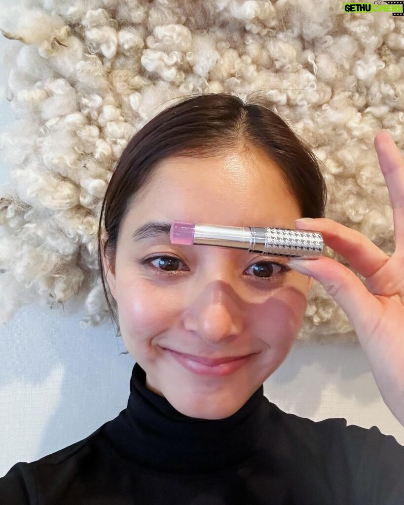 Yuko Araki Instagram - 全部が可愛いすぎる #missdior のスティックフレグランス #MINIMISS 驚くほどMISS DIORの香りがそのまま香る、強すぎず柔らかく香るので香水をあまりつけたことがない初心者の方にもおすすめです☺️♡ @diorbeauty @dior #supportedbydior