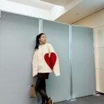 Yuko Araki Instagram – 昨日は朝から王様のブランチに生出演させていただきました‼︎
午後は買い物の達人にも出させていただいて収録が誕生日の日だったこともありお祝いもしていただいて🥹ありがとうございました✨

私服
knit : @nknit_official 
shoes : @sacaiofficial × @niketokyo 
jacket : @randeboo_official