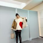 Yuko Araki Instagram – 昨日は朝から王様のブランチに生出演させていただきました‼︎
午後は買い物の達人にも出させていただいて収録が誕生日の日だったこともありお祝いもしていただいて🥹ありがとうございました✨

私服
knit : @nknit_official 
shoes : @sacaiofficial × @niketokyo 
jacket : @randeboo_official